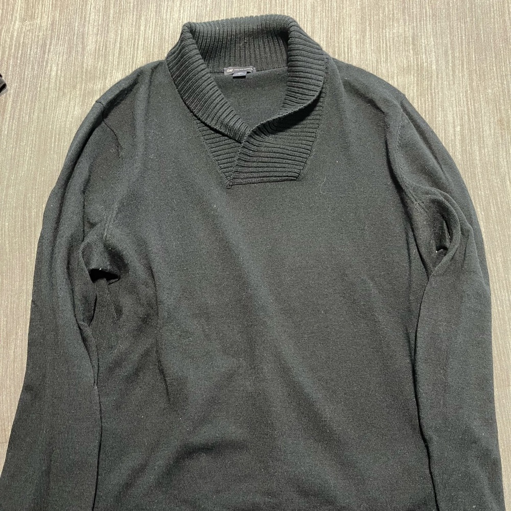 Men’s Large GAP Extra Fine Merino Wool Navy Sweater. Smoke free home.